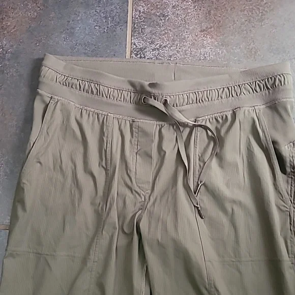 LULULEMON DANCE STUDIO CROP 25” DARK OLIVE SIZE 12 - Picture 5 of 8